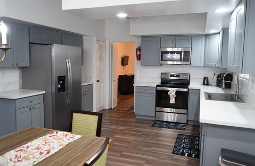 Ellendale House | Expansive 7 BR Home Over 3,000 Sqft-Close to all Essentials.