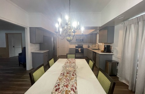 Ellendale House | Expansive 7 BR Home Over 3,000 Sqft-Close to all Essentials.