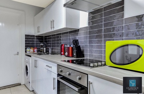 Londonderry Apartment | Expansive and spacious apartment within Georgian townhouse.