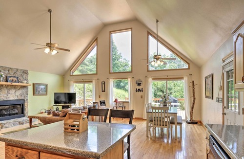 Murphy Cabin | Expansive Cabin with Sunroom near Lake Hiwassee!