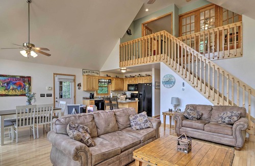 Murphy Cabin | Expansive Cabin with Sunroom near Lake Hiwassee!