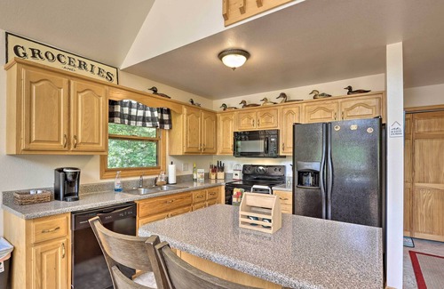 Murphy Cabin | Expansive Cabin with Sunroom near Lake Hiwassee!