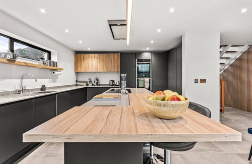 Cheltenham House | Expansive Getaway in Cheltenham - Sleeps 15