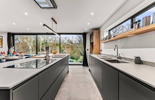 Cheltenham House | Expansive Getaway in Cheltenham - Sleeps 15