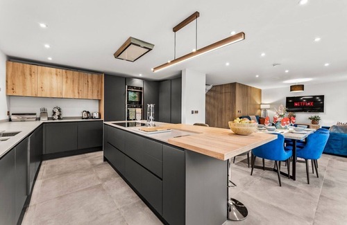 Cheltenham House | Expansive Getaway in Cheltenham - Sleeps 15