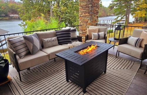 Mid America House | Expansive Lakefront Home on Lake Hamilton 3 mi to Oaklawn-HOTTUB Pool, Firepit!