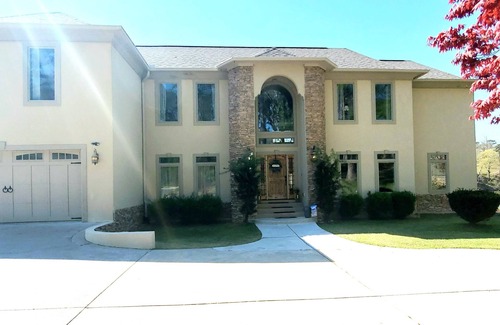 Mid America House | Expansive Lakefront Home on Lake Hamilton 3 mi to Oaklawn-HOTTUB Pool, Firepit!