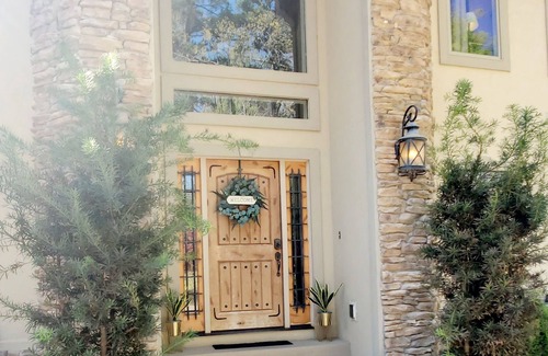 Mid America House | Expansive Lakefront Home on Lake Hamilton 3 mi to Oaklawn-HOTTUB Pool, Firepit!