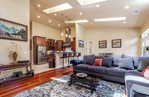 Humboldt Hill House | Expansive retreat with multiple decks, grill, air hockey, fast WiFi & media room