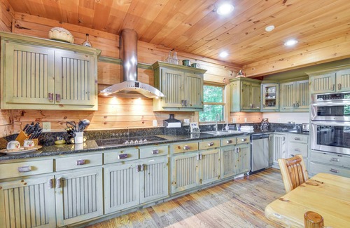 Sky Valley Cabin | Expansive Sky Valley Lodge w/Mountain Views!
