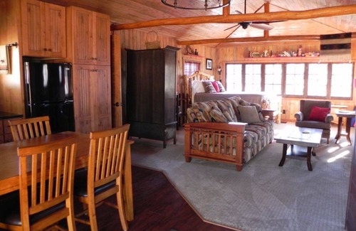Estes Park House | Experience a Charming Renovated 1921 Cabin. 5 minute walk to downtown, Lic #3119