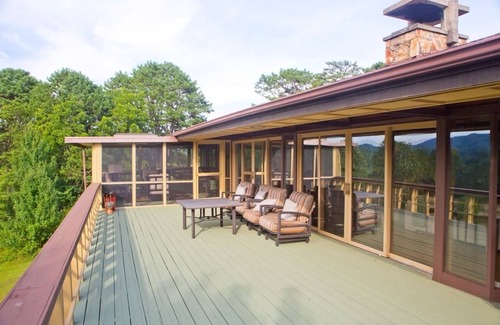 Rabun Gap House | Experience a Frank Lloyd Wright-Inspired Escape in Northeast Georgia