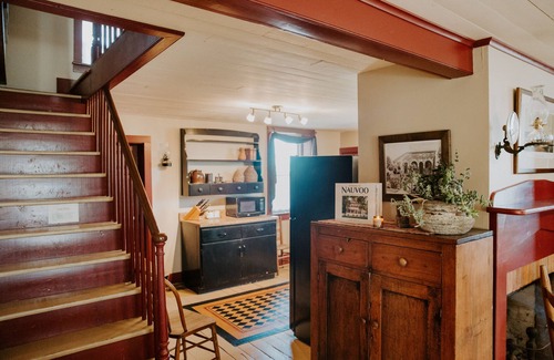 Nauvoo House | Experience Beautiful Pioneer Home In Nauvoo!