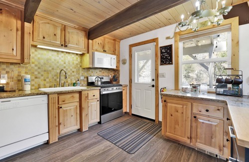 Moonridge Ski Chalet | Experience Big Bear Gambrel - Hot Tub- Games