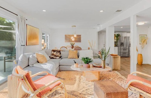 Vista Norte House | Experience iconic Palm Springs living in this 4BR retreat with a pool, spa, fire pit, and mountain views. Perfect for family and friends, enjoy indoor-outdoor living just minutes from downtown dining, shops, and attractions.