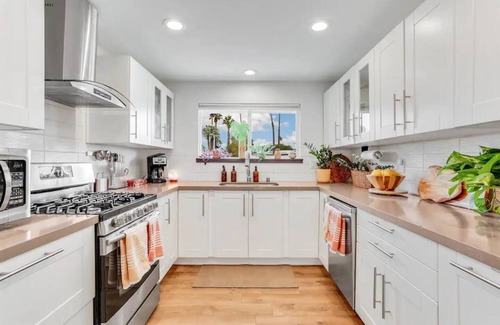 Vista Norte House | Experience iconic Palm Springs living in this 4BR retreat with a pool, spa, fire pit, and mountain views. Perfect for family and friends, enjoy indoor-outdoor living just minutes from downtown dining, shops, and attractions.