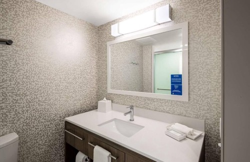 Phoenix Hotel | Experience Modern Hospitality! Minutes from Sky Harbon Airport, Free Breakfast