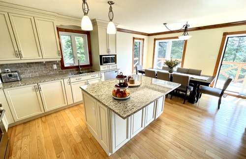 Sainte-Adele Ski Chalet | Experience Nature’s Beauty: Rent Our Charming Cottage