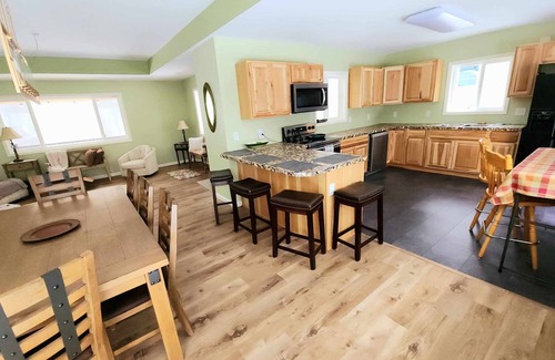 Frankfort House | Experience panoramic views in ur 5-bed Frankfort retreat minute to Lake Michigan
