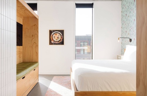East Cesar Chavez Hotel | Experience Soothing Moments & Luxury! Dog-friendly, City View, Near Kealing Park