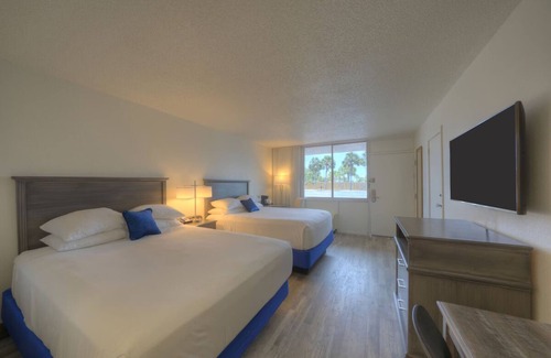 Fort Walton Beach Hotel | Experience the Grotto Pool! Onsite Dining and Near Fort Walton Beach!