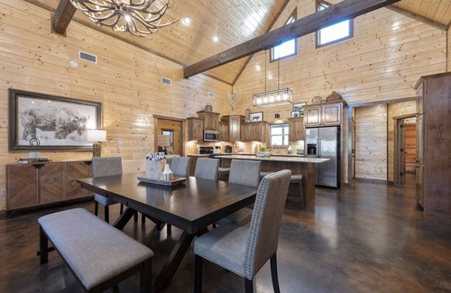 Hochatown Cabin | Experience THE BIG CHILL and reminisce with your group in luxury-Sleeps 16!