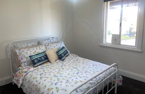 Bathurst Cottage | Experience the convenience of a cosy cottage, situated in the heart of Bathurst.