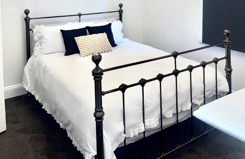 Bathurst Cottage | Experience the convenience of a cosy cottage, situated in the heart of Bathurst.