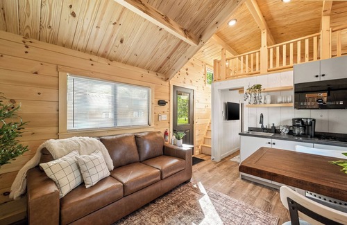 Branson Cabin | Experience the timeless charm of the Paradise Pinecrest Cabin, a delightful twist on the classic cabin style. Step inside and be greeted by the warm and rustic log cabin ambiance that will transport you to the heart of Branson, MO.