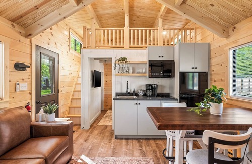 Branson Cabin | Experience the timeless charm of the Paradise Pinecrest Cabin, a delightful twist on the classic cabin style. Step inside and be greeted by the warm and rustic log cabin ambiance that will transport you to the heart of Branson, MO.