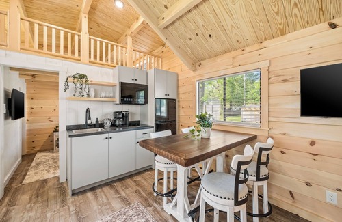 Bull Creek Cabin | Experience the timeless charm of the Pinecrest Cabin, a delightful twist on the classic cabin style. Step inside and be greeted by the warm and rustic log cabin ambiance that will transport you to the heart of Branson, MO.