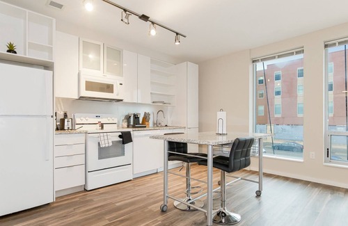 Crossroads Arts District Condo | Experience Unparalleled Comfort: An Oasis within Reach of Bustling Nightlife 218