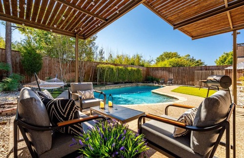 Southwest Carrollton Apartment | Expertly Crafted Home w/Pool, Gameroom, Mini Bar