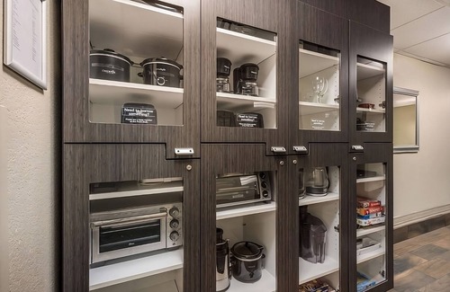 Linthicum Heights Resort | Explore Baltimore, Central Location Pets Are Allowed, Kitchen!