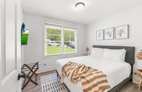 Athens House | Explore Downtown Athens In This Modern 4BR Stay