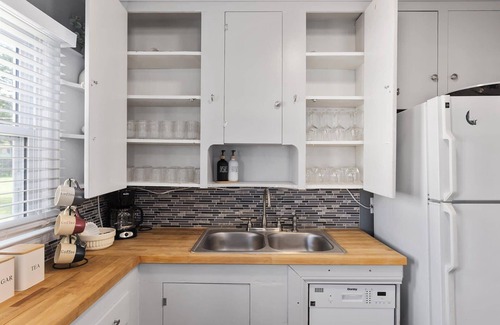 Olathe House | Explore KC|2BR+KingBeds|Great Location|Parking