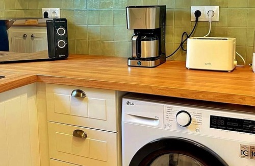 Charneca de Caparica e Sobreda Apartment | Explore Lisbon and enjoy the wonderful beaches. All in one place.