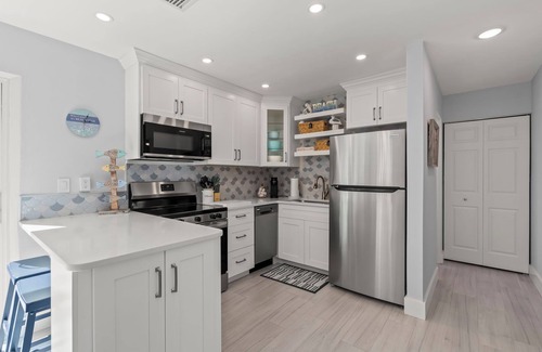 Englewood Cottage | Explore Manasota Key, Walk to beach, bikes, kayaks in charming 1-bedroom cottage