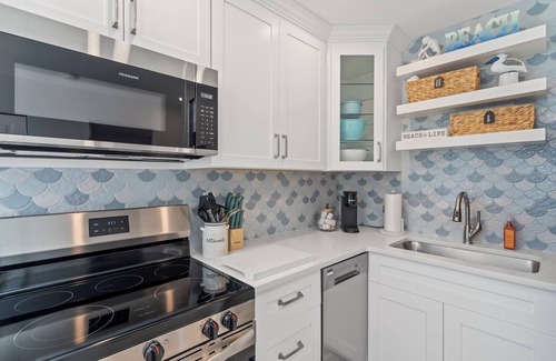 Englewood Cottage | Explore Manasota Key, Walk to beach, bikes, kayaks in charming 1-bedroom cottage