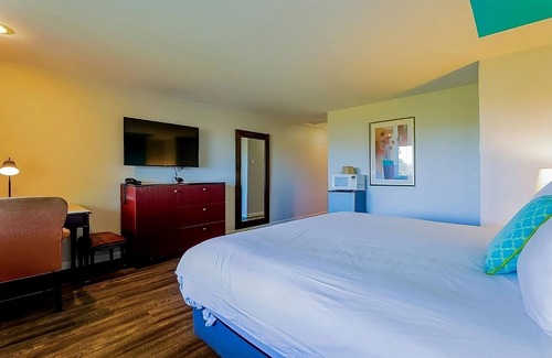 Seaside Hotel | Explore Seaside from Comfortable Room Near Downtown
