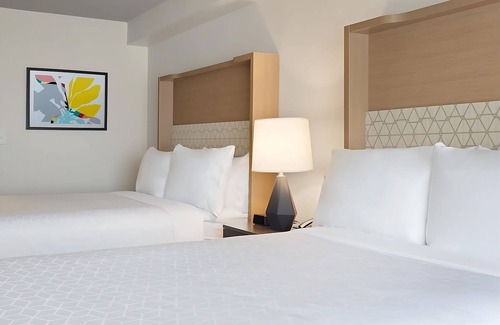 Florida Center Hotel | Explore The Best Shopping and Entertainment Orlando Has To Offer! Relaxing Room
