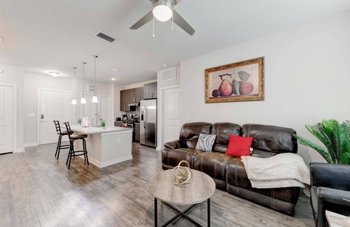 East Cesar Chavez Apartment | Exquisite 2Br/2Ba in East DTATX