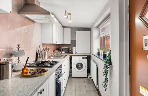 Leeds House | Exquisite 4 bed in Leeds - Sleeps 10 - Parking