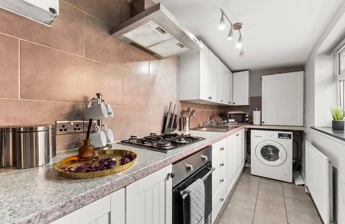 Leeds House | Exquisite 4 bed in Leeds - Sleeps 10 - Parking