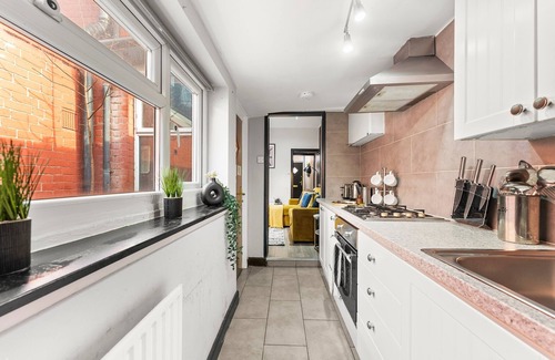 Leeds House | Exquisite 4 bed in Leeds - Sleeps 10 - Parking