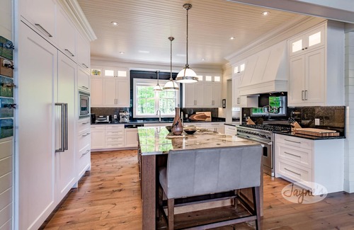 Port Carling Cottage | Exquisite 8 bed, 7 bath cottage on Lake Joseph boasting infinity pool + hot tub!