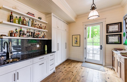 Port Carling Cottage | Exquisite 8 bed, 7 bath cottage on Lake Joseph boasting infinity pool + hot tub!