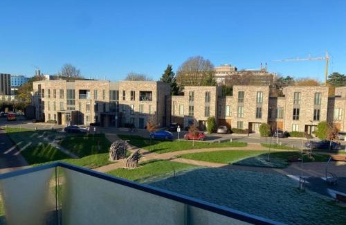 Cambridge Apartment | Exquisite & Contemporary 2 Bed Apartment w Parking 10 mins walk to Papworth, Addenbrookes hospitals & Bio Medical Campus