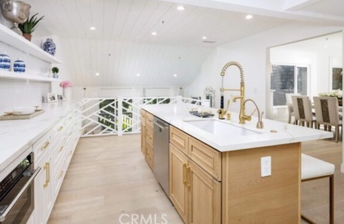 East Bluff House | Exquisite Golf Course Townhome: Remodeled Elegance close to the beach!