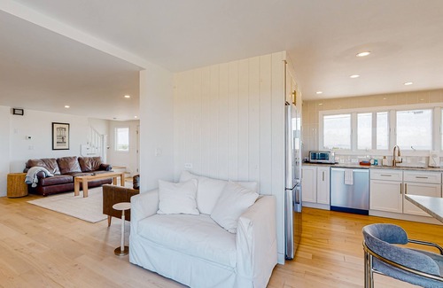 Rye House | Exquisite oceanfront home with fireplace, balcony, AC & W/D
